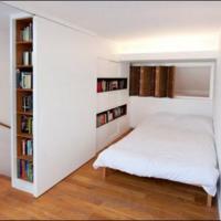 slaapkamer met houten wand